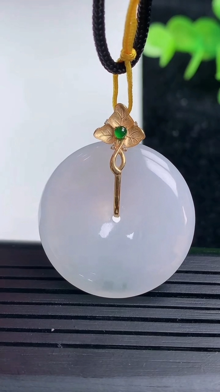 天然A货翡翠18k金紫罗兰平安扣吊坠，尺寸27.5-5，重量:8.96g
3月16日