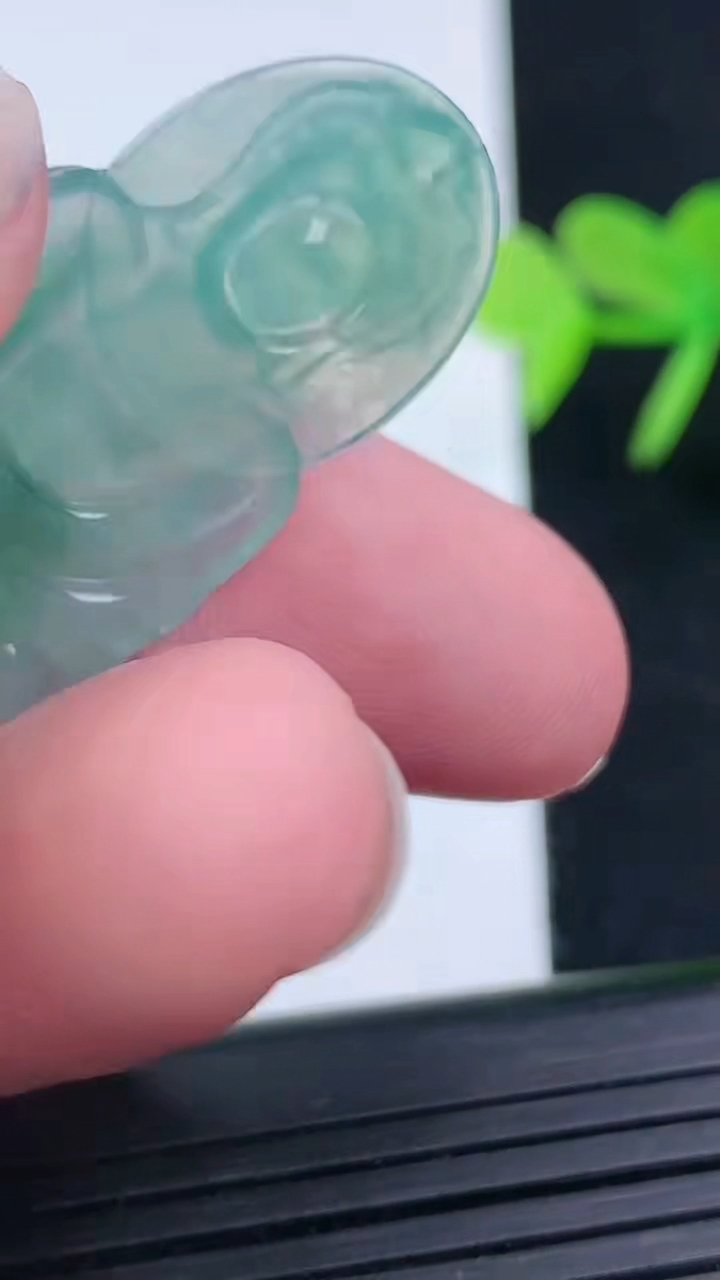 天然A货翡翠观音菩萨吊坠尺寸37.6-22.6-3.9重量:7.80g
3月16日