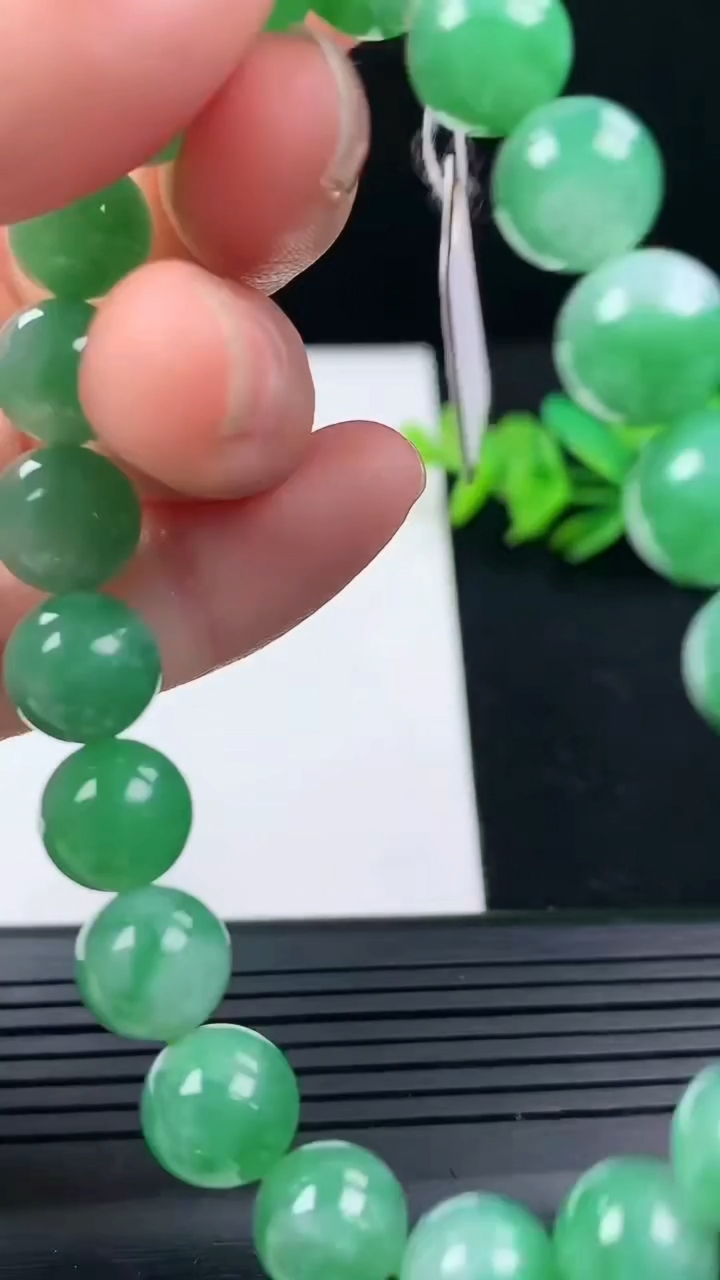 天然A货翡翠圆珠手串尺寸9-21颗重量:29.90g3月16日
工厂直销收藏佳品,种好水足，色泽均匀，有种有色，上手高大气！