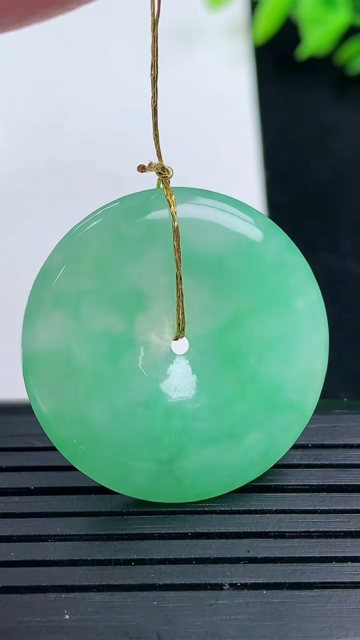 天然A货翡翠平安扣吊坠尺寸28.9-4.5重量:8.73g
3月16日