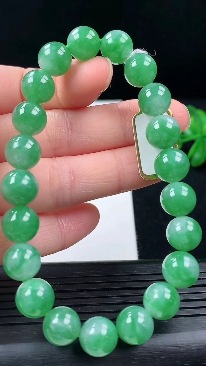 天然A货翡翠圆珠手串尺寸9-21颗重量:29.90g3月16日
工厂直销收藏佳品,种好水足，色泽均匀，有种有色，上手高大气！