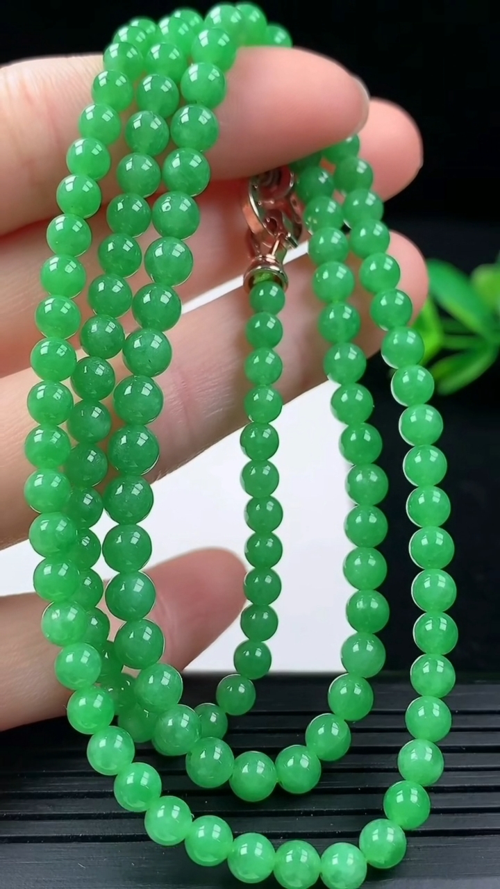 天然A货翡翠圆珠项链尺寸5-128颗重量:20.31g
3月16日