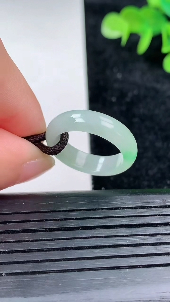 天然A货翡翠素面玉指环 戒指，尺寸17.2-5.6-3，重量:2.74g2026年3月16日
工厂直销收藏佳品,种好水足，色泽均匀，有种有色，上手高大气！