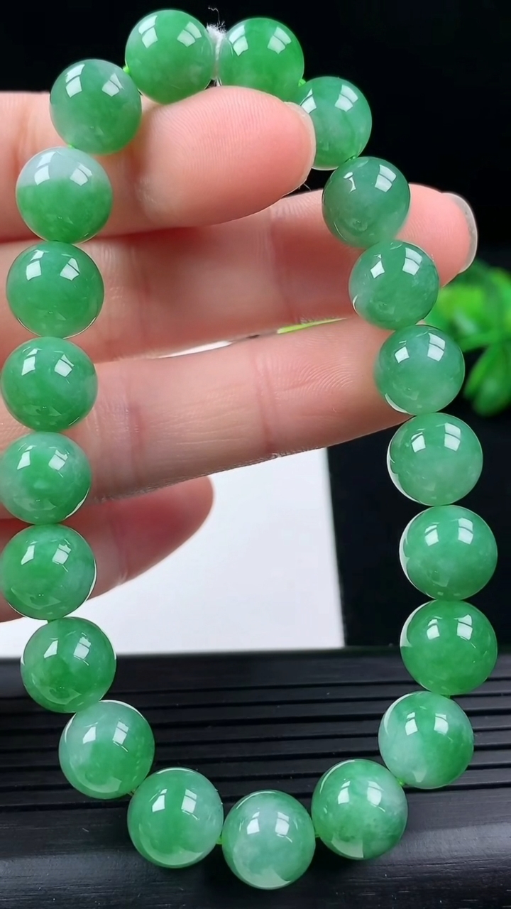 天然A货翡翠圆珠手串尺寸9-21颗重量:29.90g3月16日
工厂直销收藏佳品,种好水足，色泽均匀