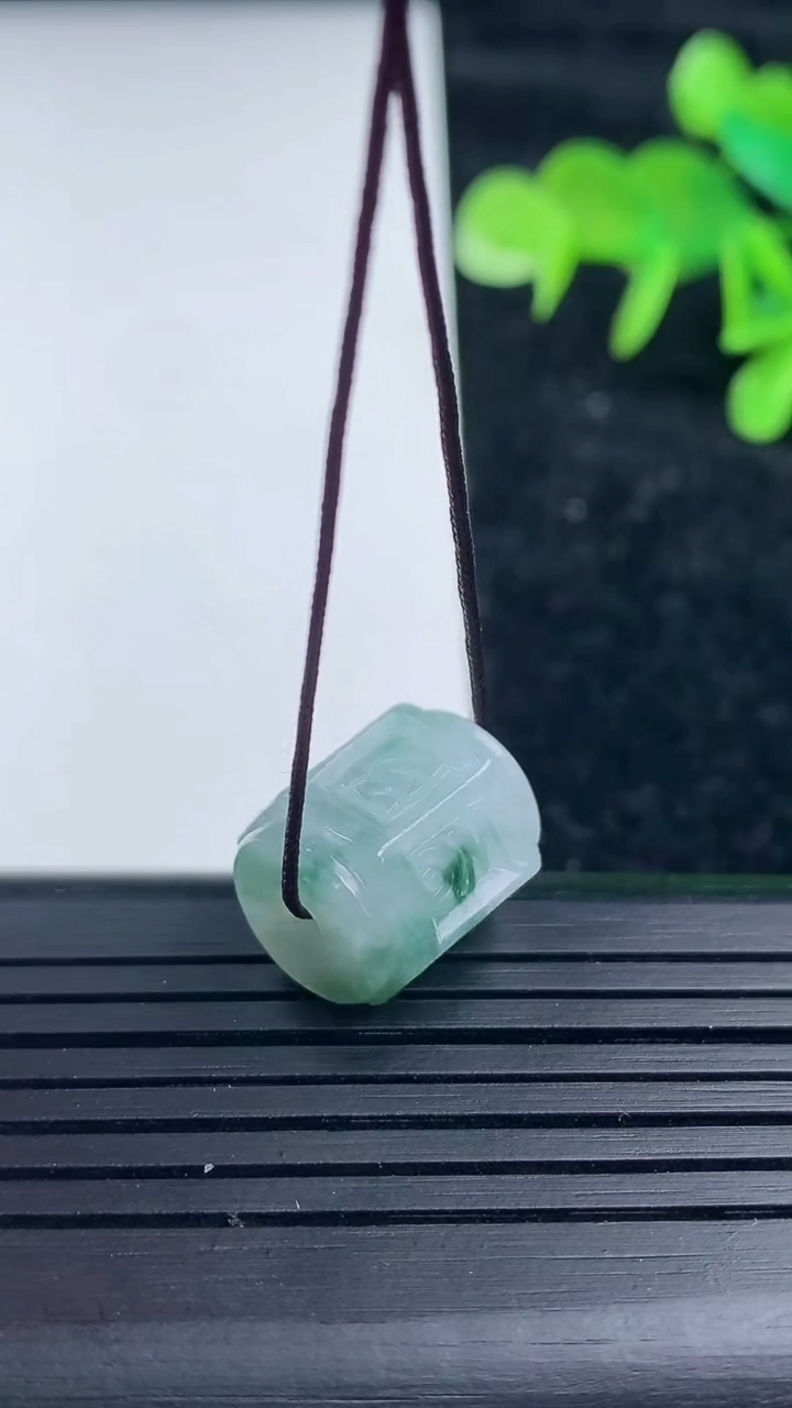 天然A货翡翠飘花六字真言路路通吊坠，尺寸14-13.6，重量:5.02g
3月16日