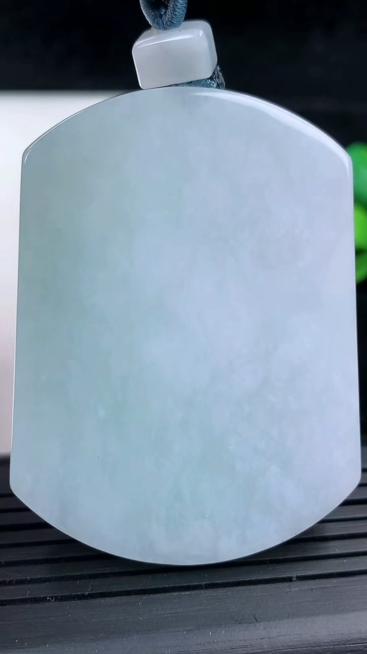 天然A货翡翠无事牌吊坠，尺寸57-42.6-6，重量:42.51g
3月16日