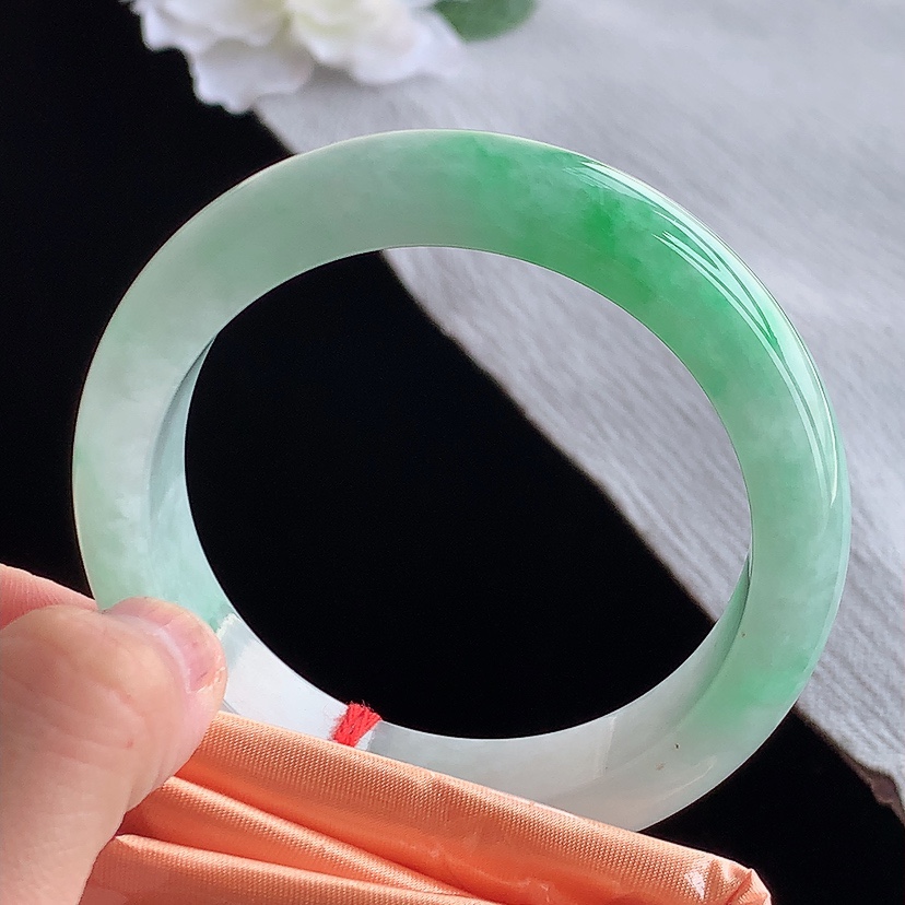 天然A货翡翠飘绿正装正圈手镯57-58圈口 
尺寸57.8-14-9mm 0315