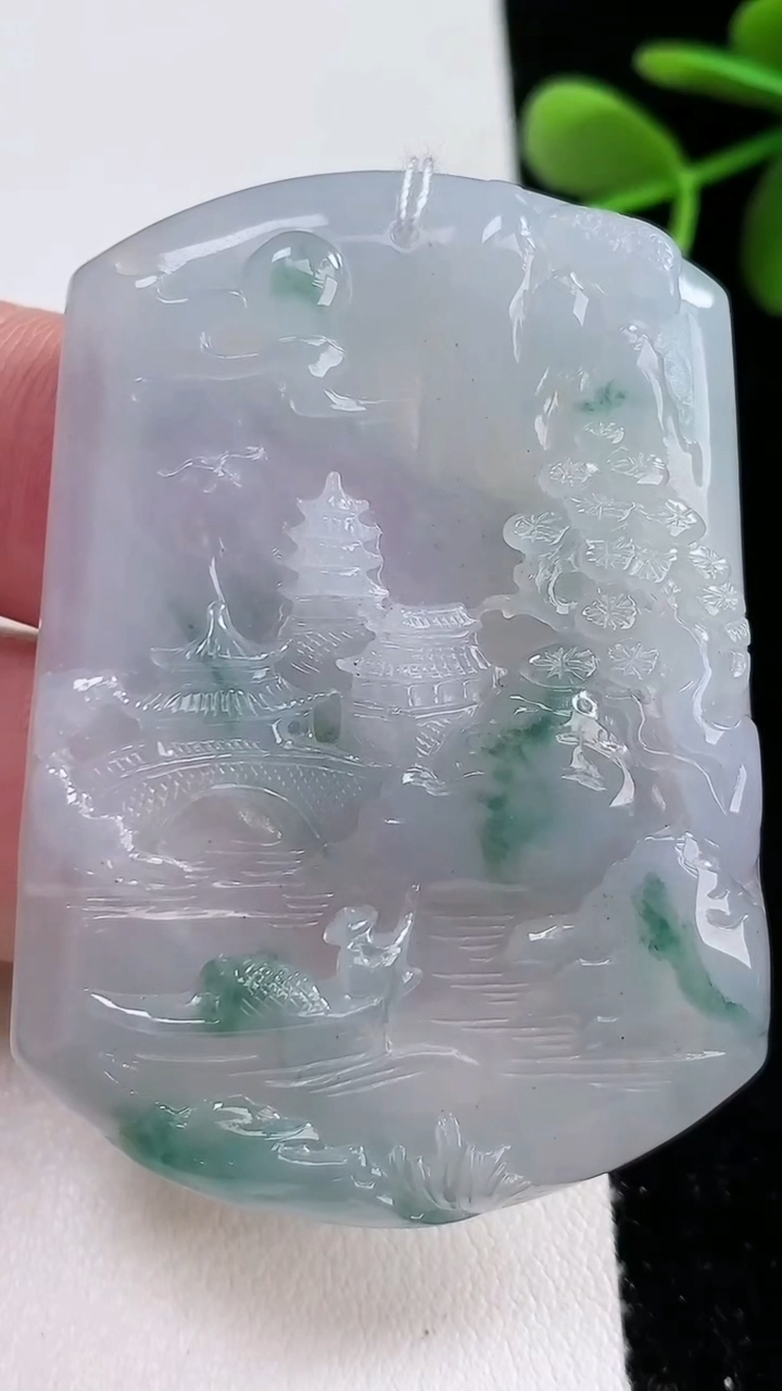 天然A货翡翠牌吊坠，尺寸53-38-5.2，重量:25.58g
3月16日