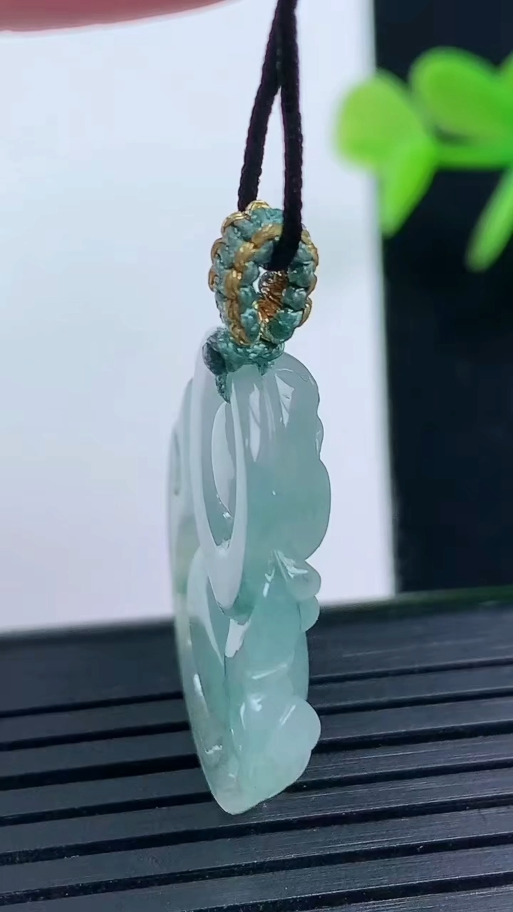 天然A货翡翠冰种飘花佛公吊坠尺寸26.3-26.1-5.7重量:5.94g
3月16日