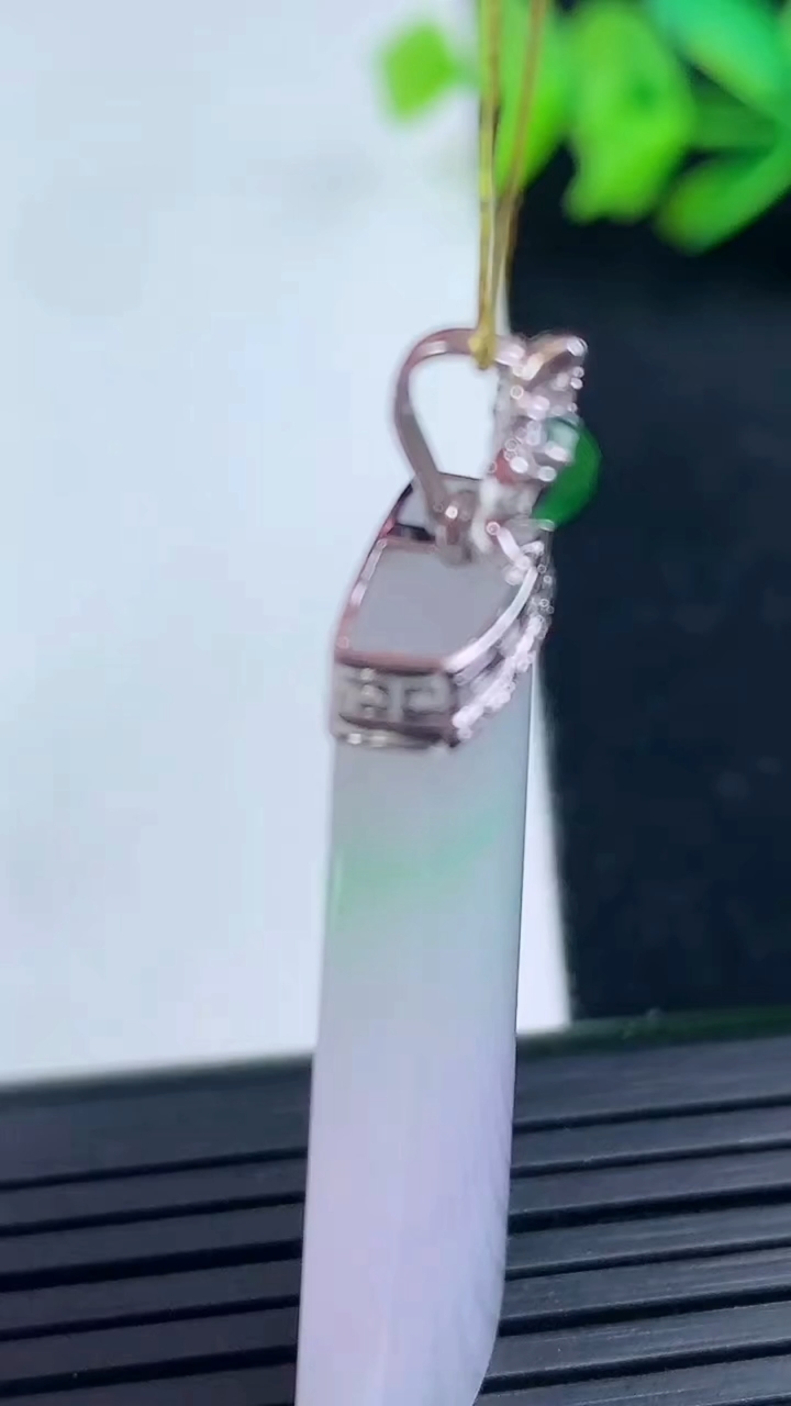 天然A货翡翠18K金春带彩紫罗兰无事牌吊坠尺寸38.2-17.3-5.5重量:9.79g
3月16日