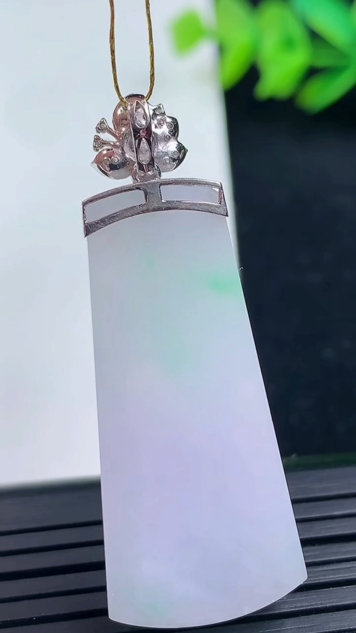 天然A货翡翠18K金春带彩紫罗兰无事牌吊坠尺寸38.2-17.3-5.5重量:9.79g
3月16日