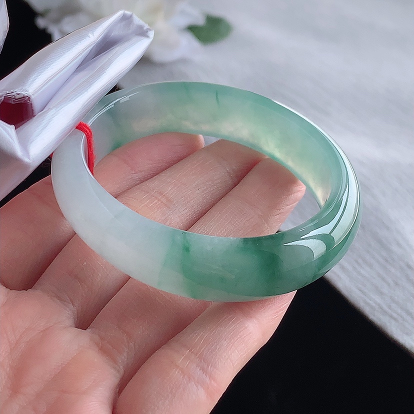 天然A货翡翠飘花贵妃手镯51-52小圈口 
尺寸 51.8-45.5-13-7mm 0315