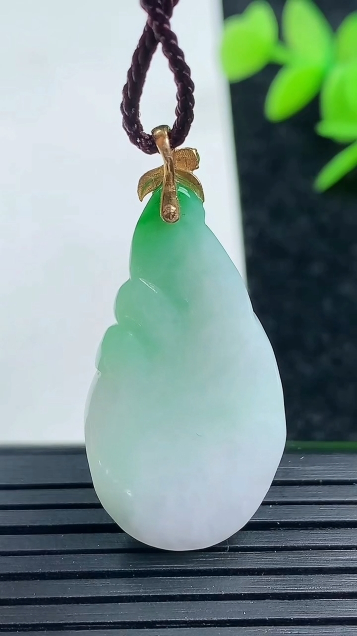 天然A货翡翠九尾狐吊坠尺寸32.3-16.8-9.4重量:7.59g
3月16日