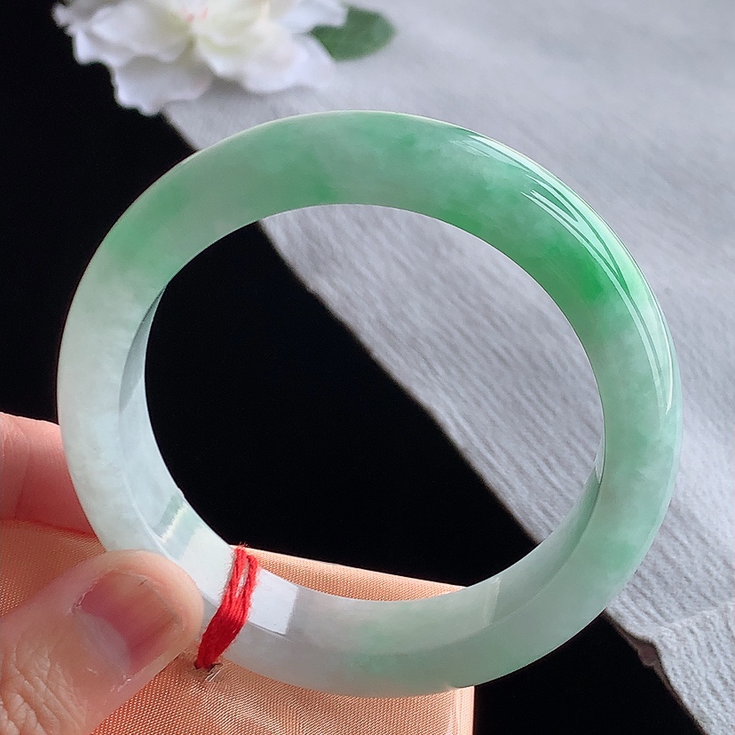 天然A货翡翠飘绿正装正圈手镯57-58圈口 
尺寸57.8-14-9mm 0315