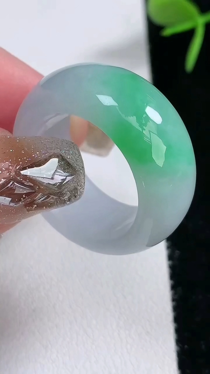 天然A货翡翠素面玉指环板指，尺寸20.3-11.5-5，重量:12.63g2026年3月16日
工厂