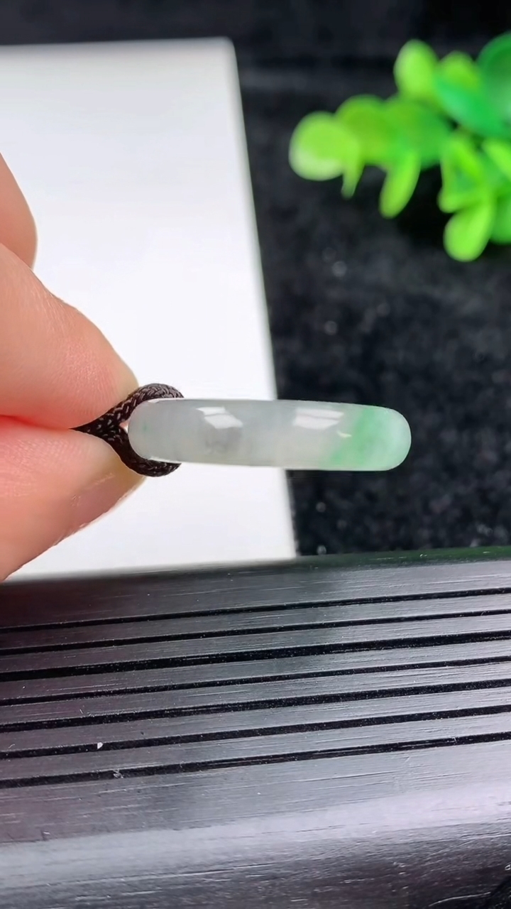 天然A货翡翠飘花玉指环 戒指，尺寸19.2-5.5-3.5，重量:3.43g2026年3月16日
工厂直销收藏佳品,种好水足，色泽均匀，有种有色，上手高大气！