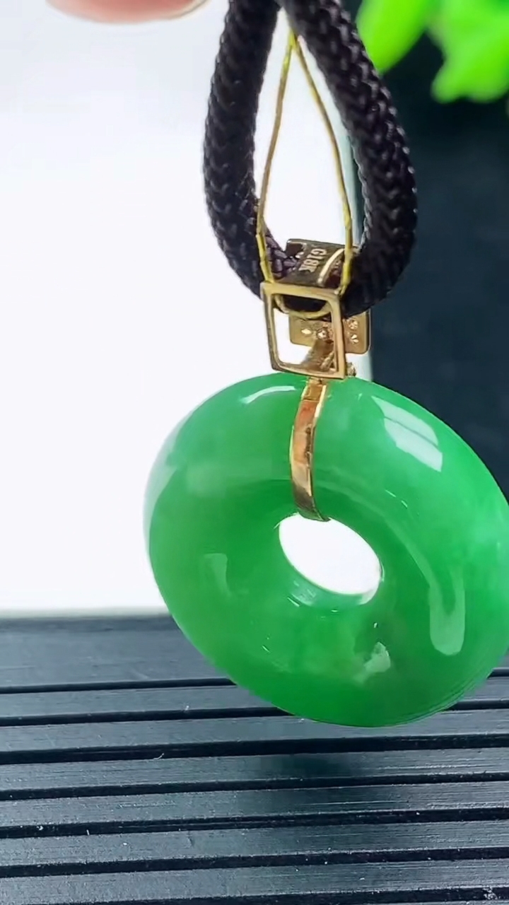 天然A货翡翠平安扣吊坠尺寸20.3-5.7重量:5.52g
3月16日