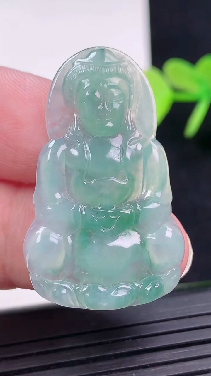 天然A货翡翠观音菩萨吊坠尺寸37.6-22.6-3.9重量:7.80g
3月16日