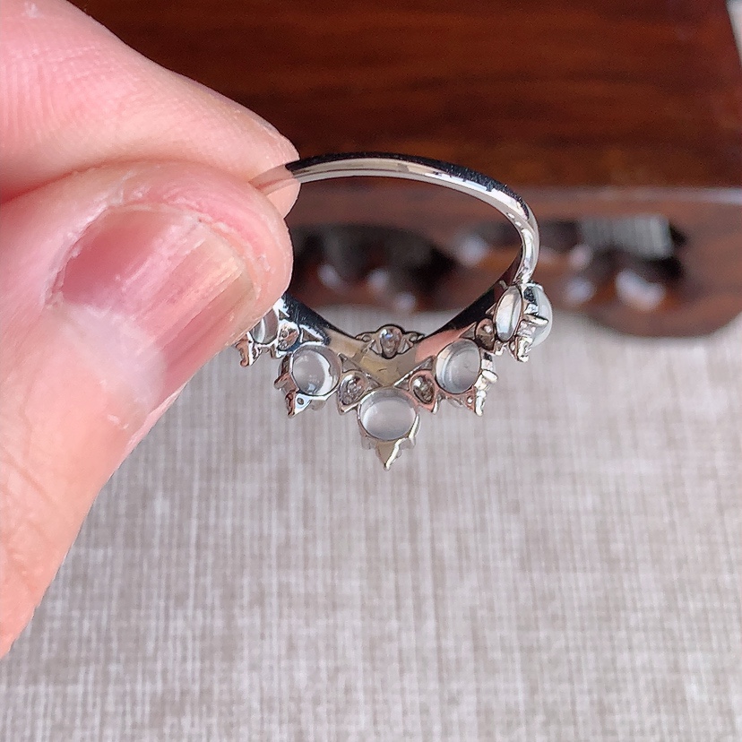 天然A货翡翠18K金伴钻镶嵌白月光蛋面戒指 圈口17.3裸石
尺寸3.2mm 重量2.05g 0314