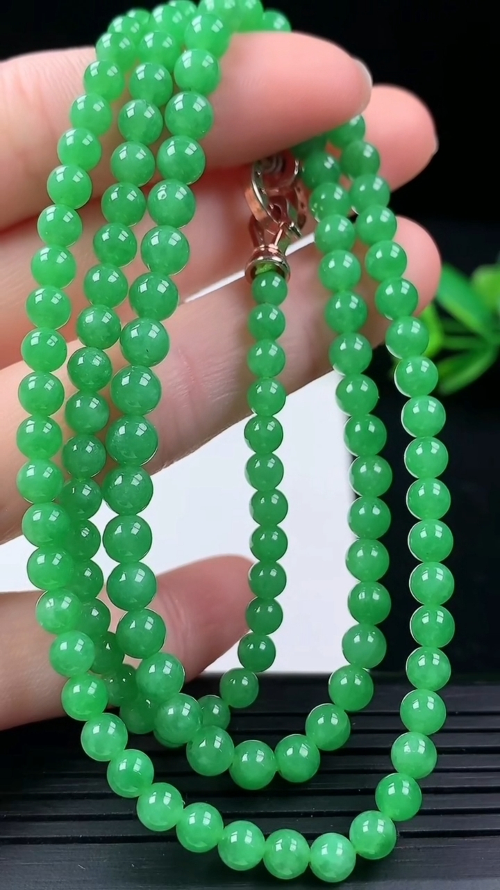 天然A货翡翠圆珠项链尺寸5-128颗重量:20.31g
3月16日