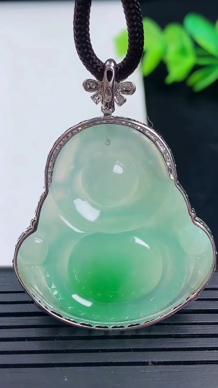 天然A货翡翠佛公吊坠尺寸44.8-34.1-34.2-9.3重量:14.12g
3月16日