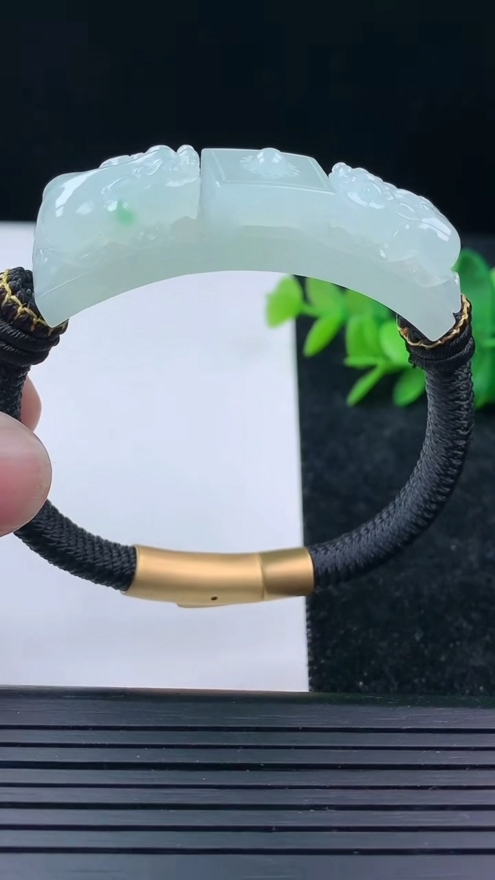 天然A货翡翠貔貅手牌尺寸53.3-12-13.1重量:32.40g
3月16日