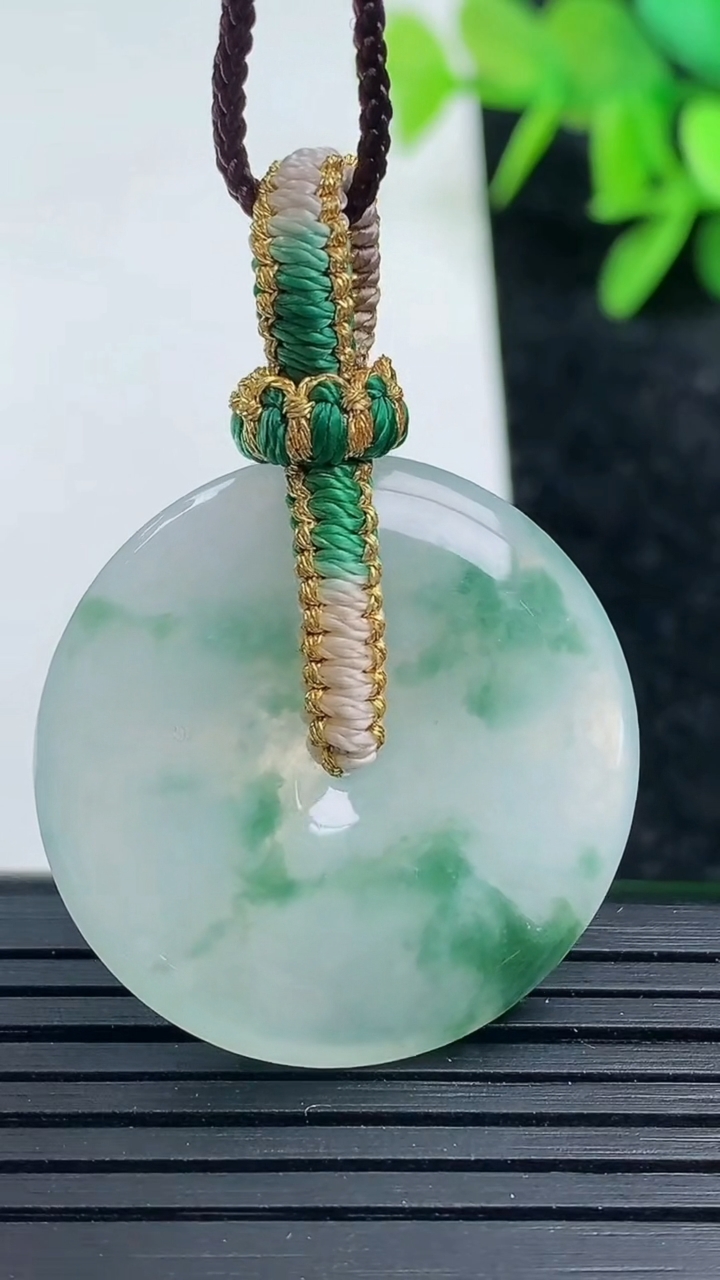 天然A货翡翠冰种飘花平安扣吊坠尺寸28.9-5.1重量:9.86g
3月16日