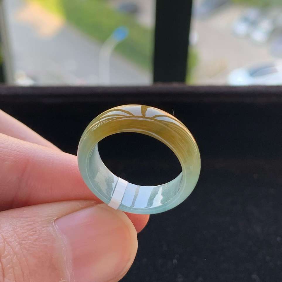 A货天然翡翠冰糯种黄翡蓝水戒指17号重量4.20
3月16日