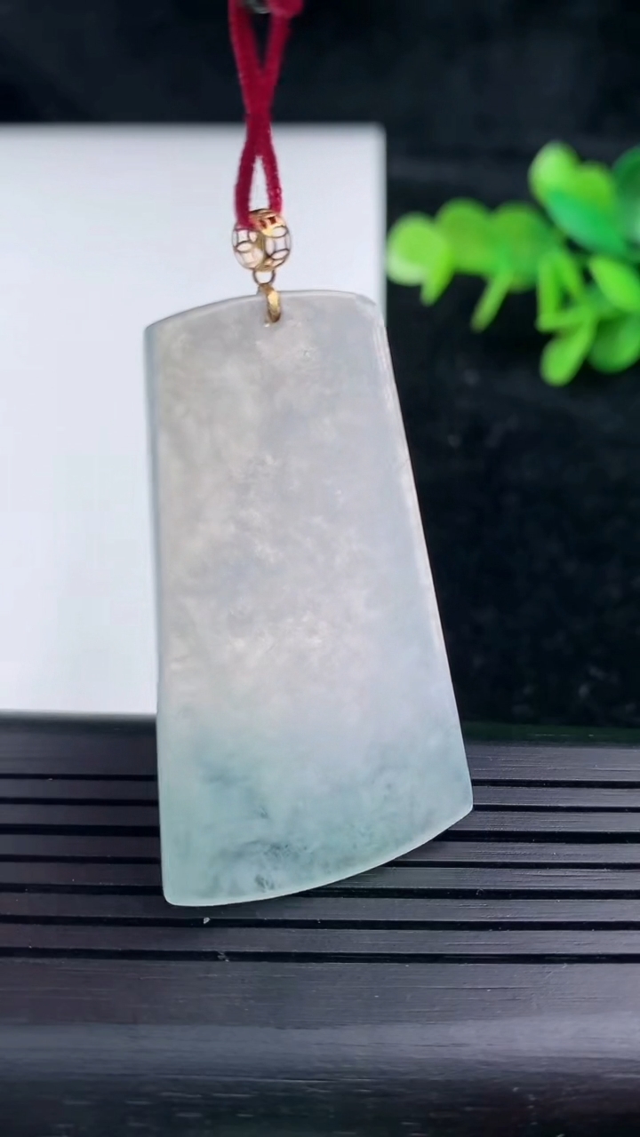 天然A货翡翠无事牌吊坠，尺寸43-25.6-2.5，重量:7.64g
3月16日