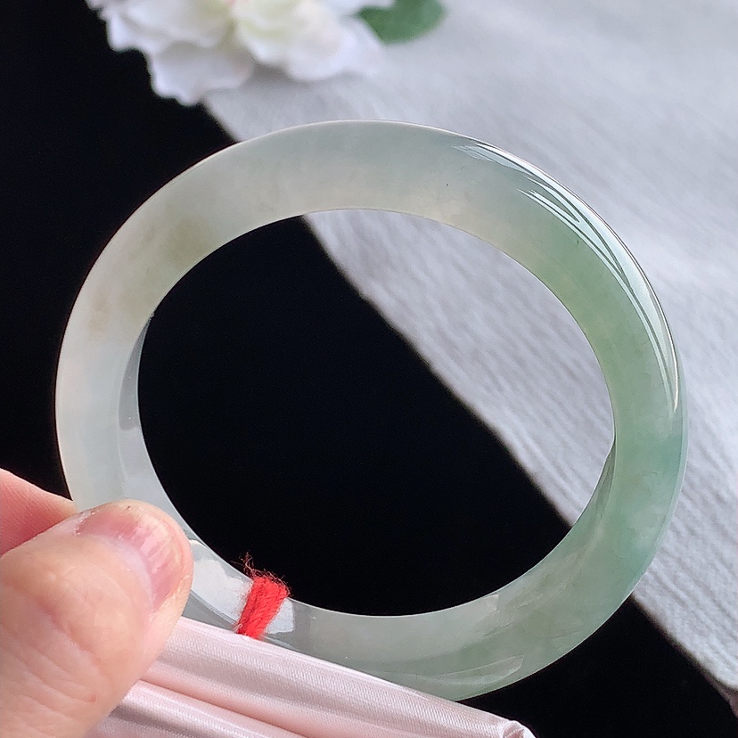 天然A货翡翠晴水正装正圈手镯53-54圈口 
尺寸53.8-11.4-8.2mm 0315