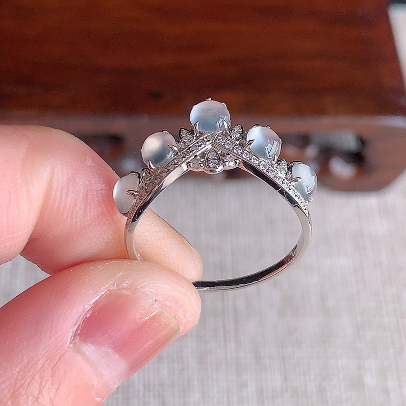 天然A货翡翠18K金伴钻镶嵌白月光蛋面戒指 圈口17.3裸石
尺寸3.2mm 重量2.05g 031