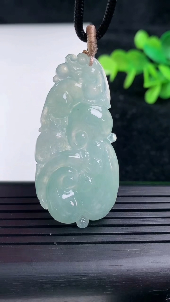 天然A货翡翠飘花如意吊坠，尺寸44.5-23.6-5.2，重量:9.86g
3月16日
