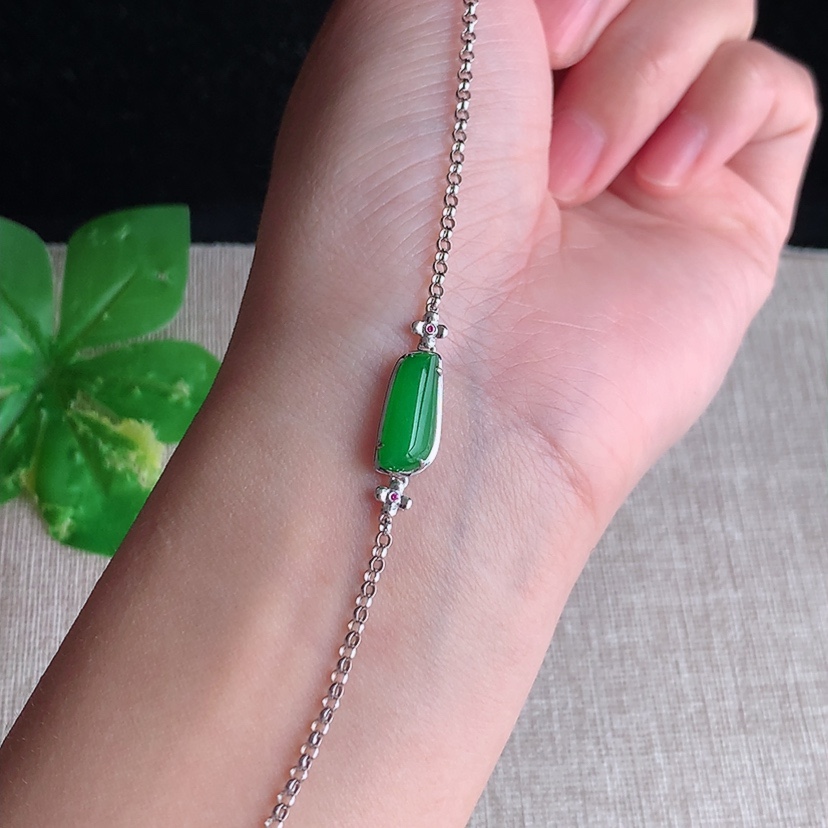 天然A货翡翠18K金镶嵌阳绿随形手链 
尺寸13.3-5.3-4.7mm 重量2.70g 0308