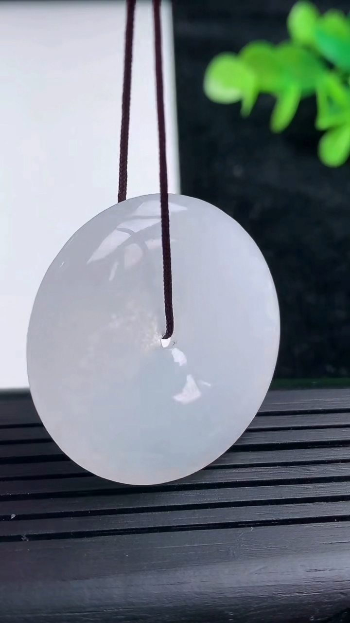 天然A货翡翠平安扣吊坠，尺寸33.5-5.2，重量:13.39g
3月16日