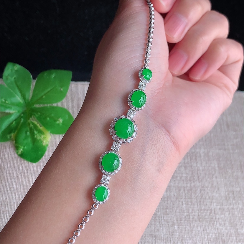 天然A货翡翠18K金伴钻镶嵌阳绿蛋面手链 
尺寸8-7.6-6.5mm 重量7.56g 0308