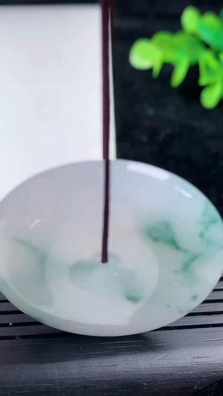 天然A货翡翠飘花平安扣吊坠，尺寸36.5-5.8，重量:17.87g
3月16日