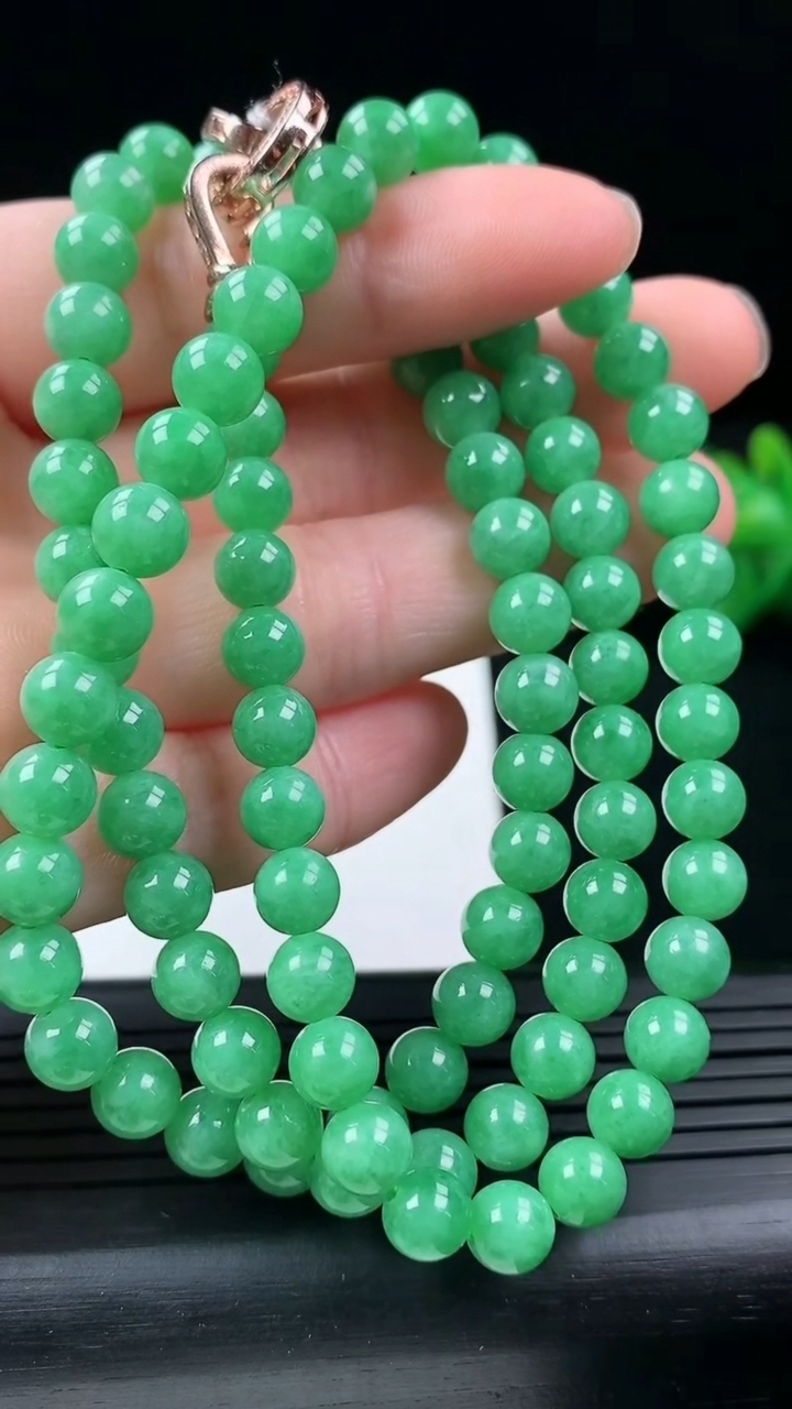 天然A货翡翠圆珠项链尺寸6-92颗重量:43.71g
3月16日
