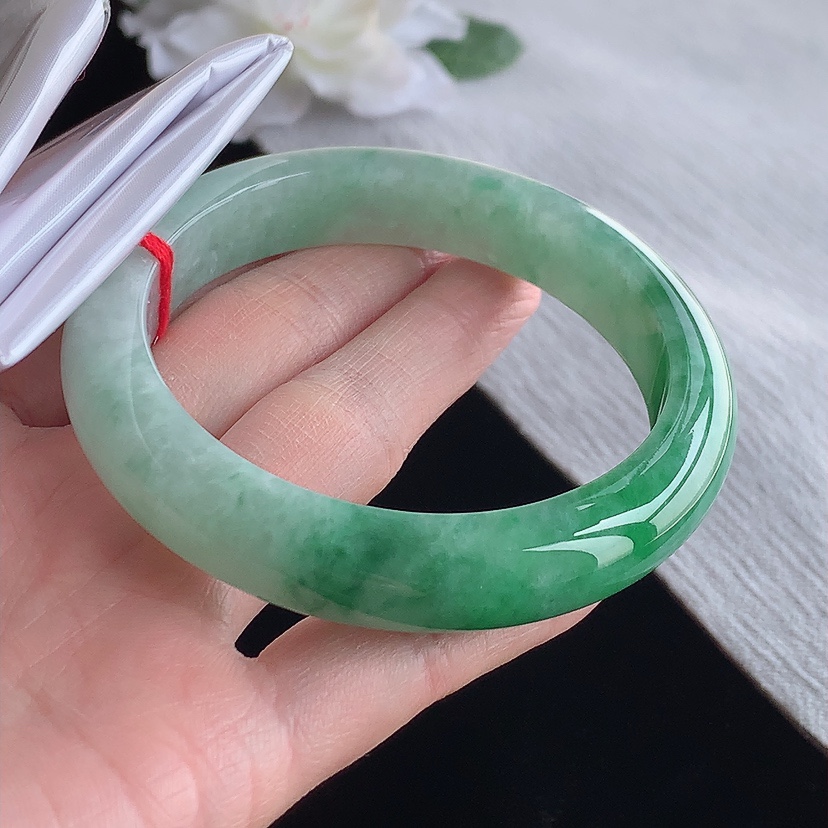 天然A货翡翠飘绿正装正圈手镯57-58圈口 
尺寸57.8-12.3-8.8mm 0315