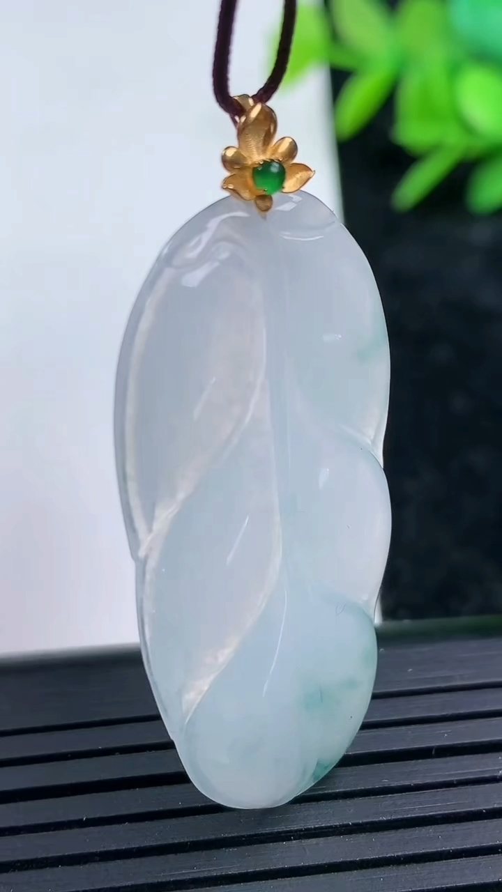 天然A货翡翠种飘花金枝玉叶 叶子吊坠，尺寸39-21-3.5，重量:5.82g
3月16日
