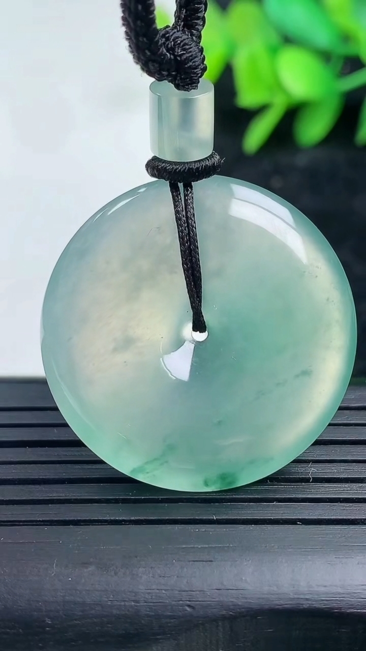 天然A货翡翠种飘花平安扣吊坠尺寸30.1-5.6重量:14.90g
3月16日