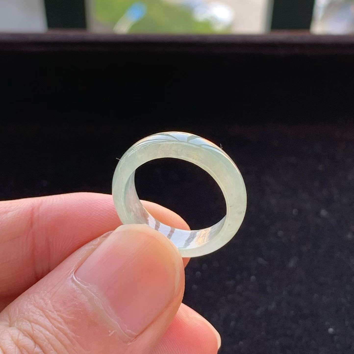 A货天然翡翠冰糯种底色戒指14号重量2.97
3月16日