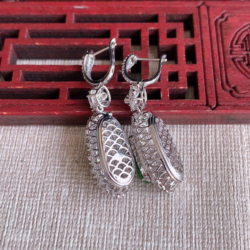 天然A货翡翠18K金伴钻镶嵌阳绿四季豆福豆平安豆耳坠 
尺寸10-4.3-9.4mm 重量6.35g 0314