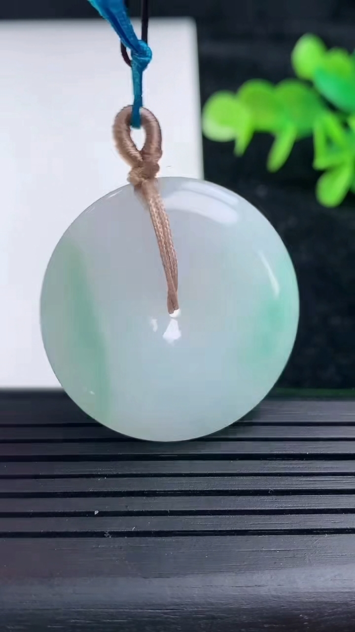 天然A货翡翠平安扣吊坠，尺寸33.5-5.5，重量:14.10g
3月16日