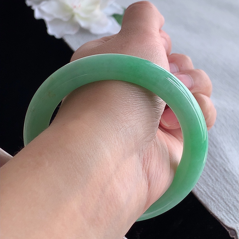 天然A货翡翠满绿圆条手镯54-55圈口  
尺寸54.8-10mm 0315