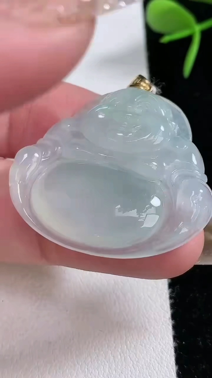 天然A货翡翠种白冰佛公吊坠，尺寸32-36-6.2，重量:10.75g
3月16日