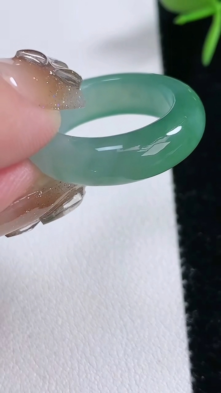 天然A货翡翠玉指环戒指，尺寸17-6-4，重量:4.83g2026年3月16日
工厂直销收藏佳品,种好水足，色泽均匀，有种有色，上手高大气！