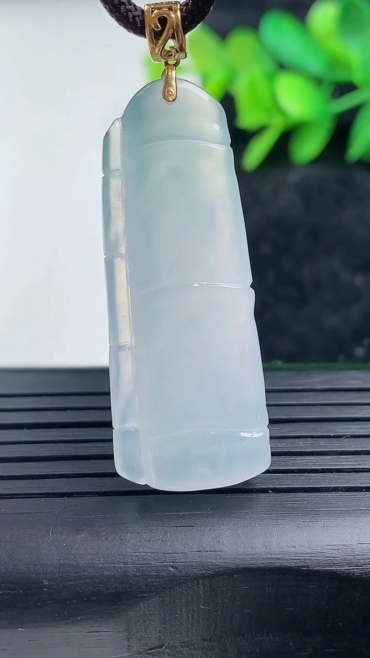 天然A货翡翠种白冰节节高升 竹节吊坠尺寸40.7-15.6-5.9重量:8.13g
3月16日