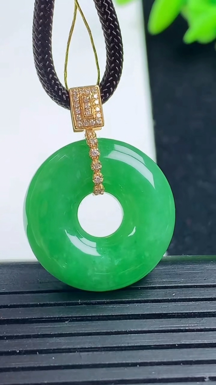 天然A货翡翠平安扣吊坠尺寸20.3-5.7重量:5.52g
3月16日