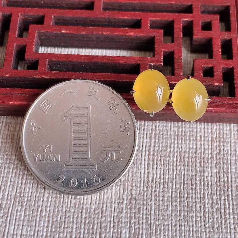 天然A货翡翠18K金镶嵌黄翡蛋面耳钉 
尺寸8.2-6.8mm 重量2.68g 0315