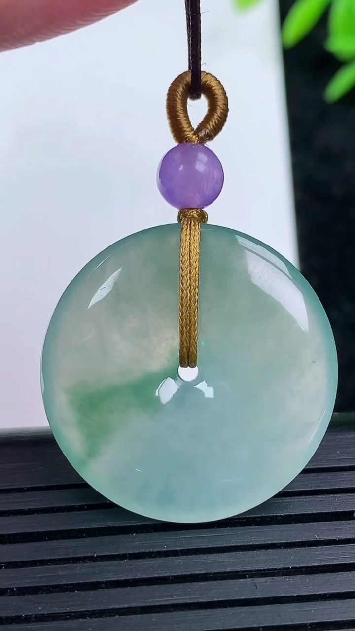 天然A货翡翠冰种飘花平安扣吊坠，尺寸27-4.5，重量:7.83g
3月16日